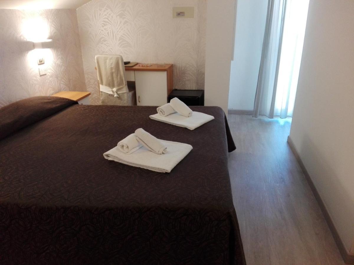 Hotel Ermeti B&B Brunch Riccione Exterior foto