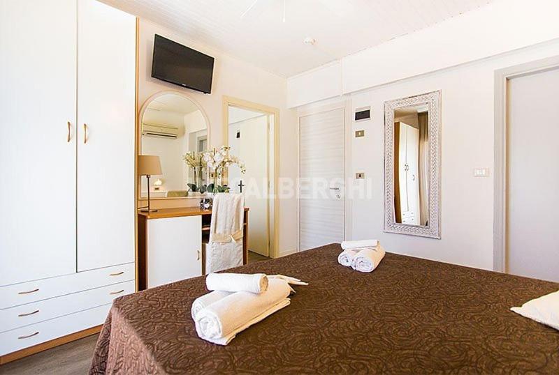Hotel Ermeti B&B Brunch Riccione Exterior foto
